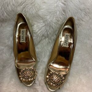 BADGLEY MISCHKA ladies Lissa Gold jeweled peep toe pump in size 7 PREloved cond.